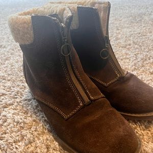 Winter brown short boots with faux fur